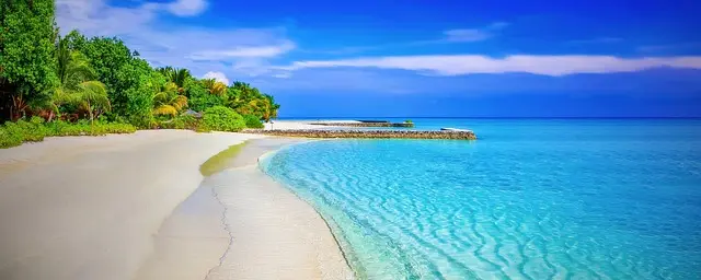 10 Plages Secrètes à Découvrir sur les Îles Exotiques